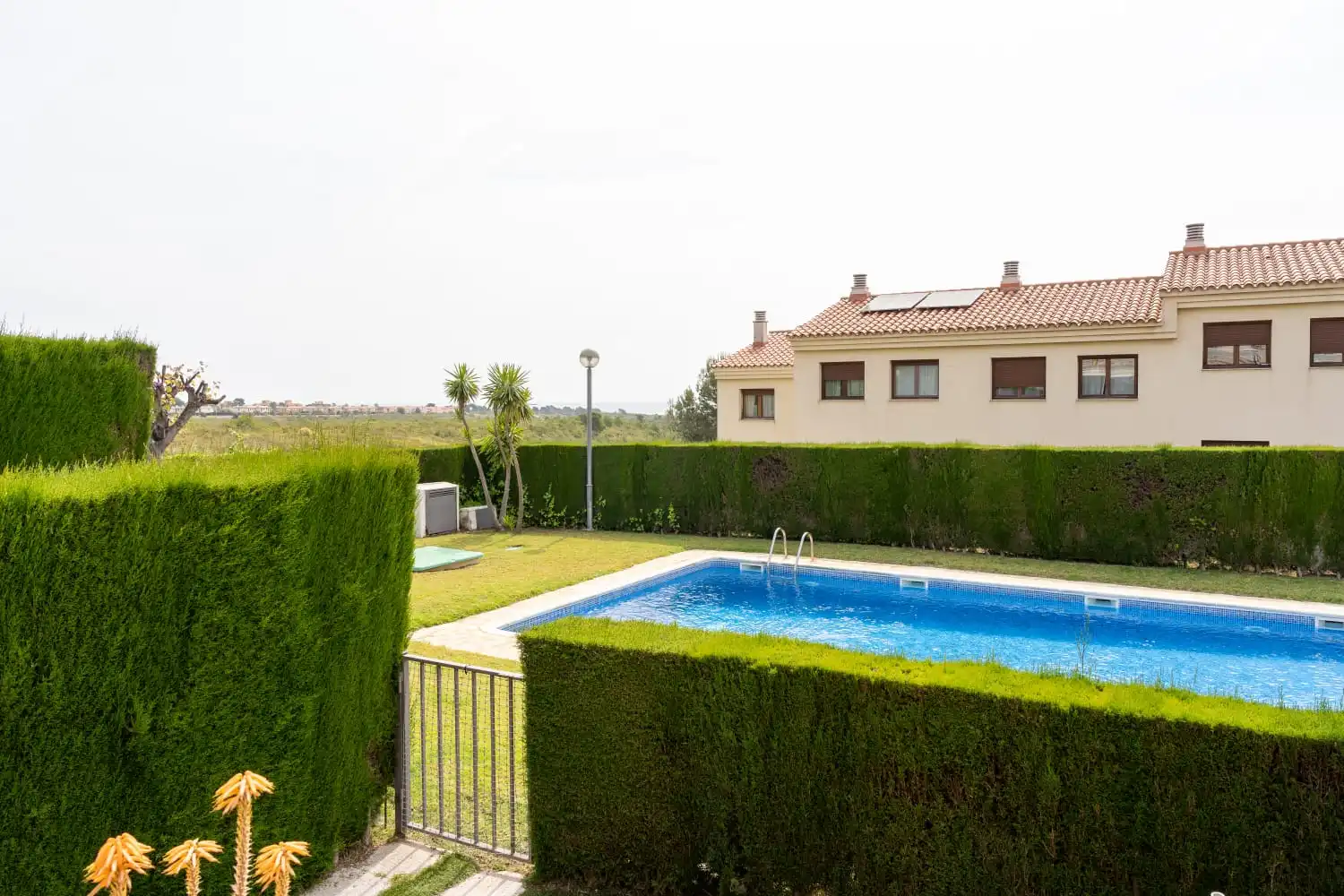 Piscina de Casa adosada en venta en Mont-roig del Camp con Aire acondicionado, Jardín privado y Terraza
