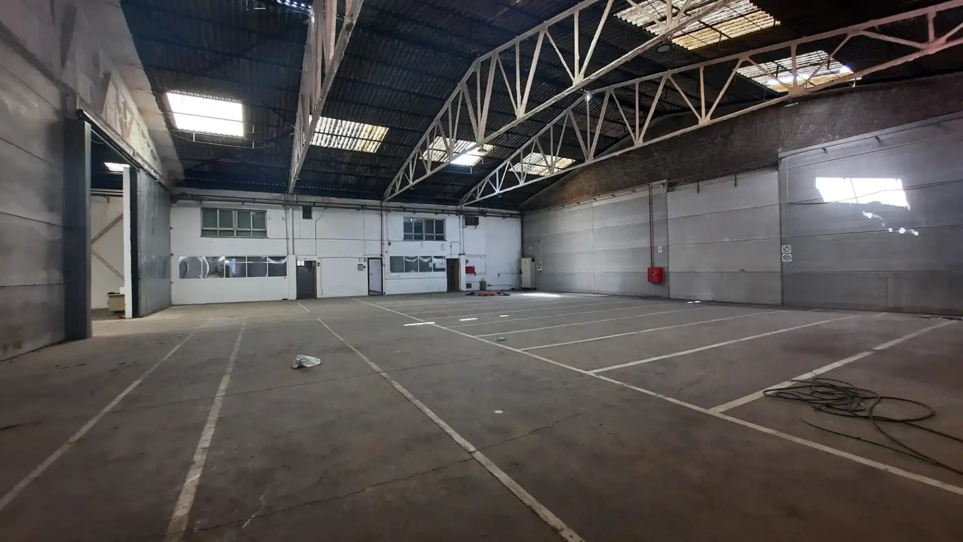 Parkplatz von Fabrikhallen zur Miete in Almazora / Almassora