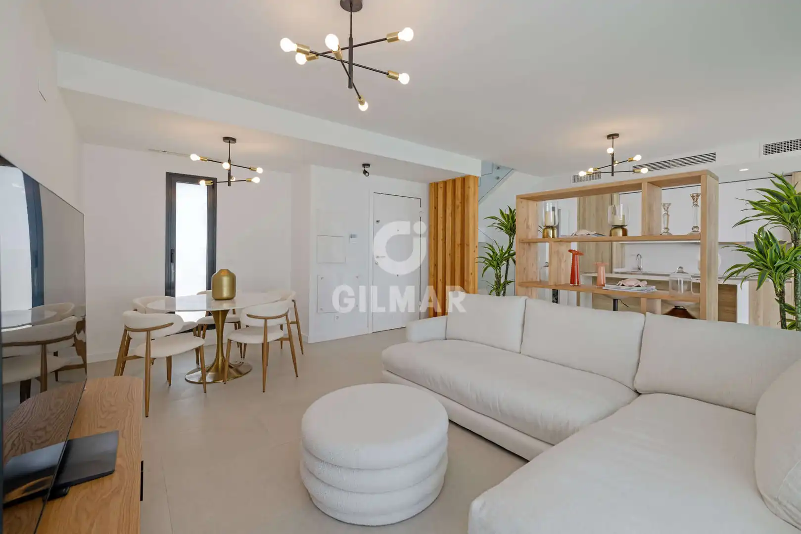 Sala de estar de Casa adosada en venta en Estepona con Calefacción, Jardín privado y Piscina