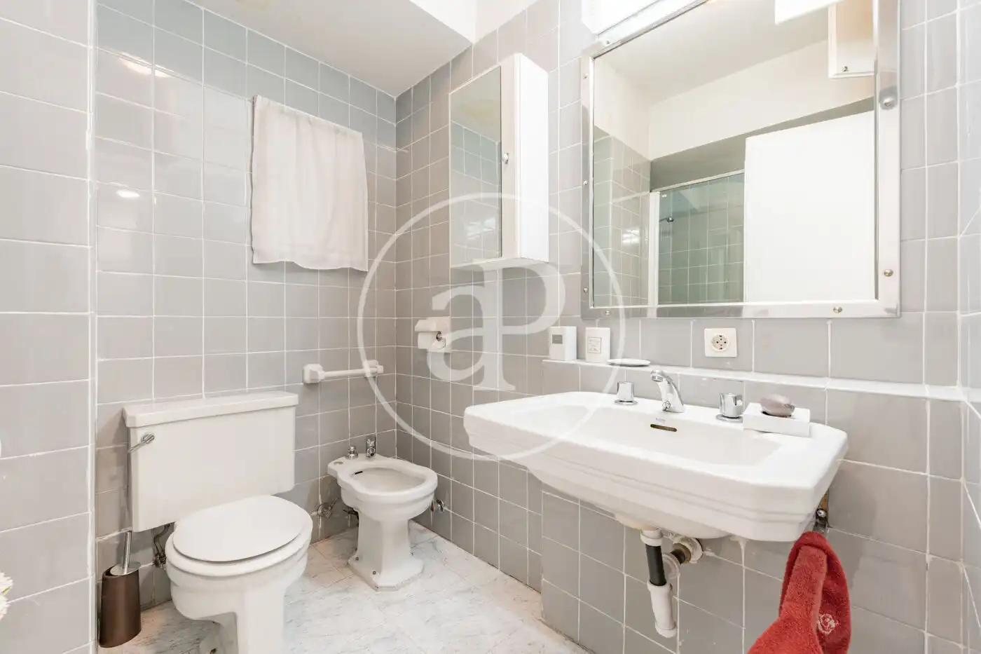 Baño de Piso en venta en Madrid con Calefacción, Jardín privado y Terraza