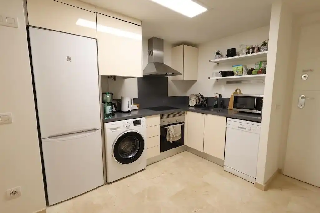 Cocina de Apartamento de alquiler en Torrevieja con Aire acondicionado, Calefacción y Jardín privado