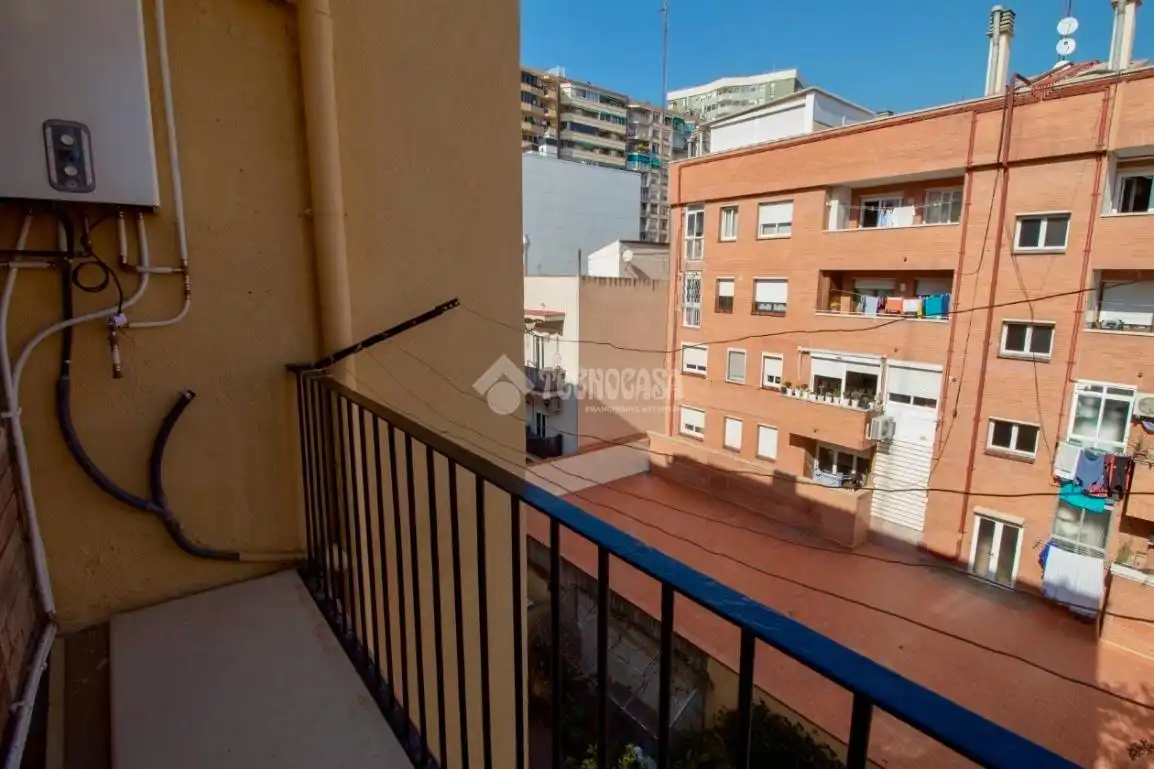 Vista exterior de Pis en venda en Barcelona amb Calefacció i Balcó