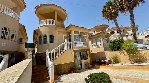 Esta hermosa villa independiente se encuentra en la codiciada zona de El Galán de Villamartín, y ofrece un diseño espacioso y vers