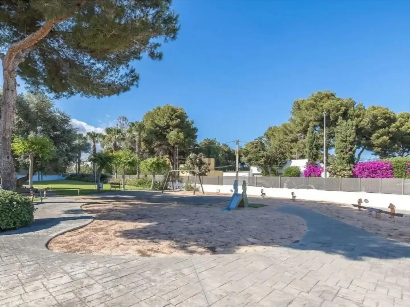 Außenansicht von Wohnungen zur Miete in Santa Eulària des Riu mit Klimaanlage und Schwimmbad