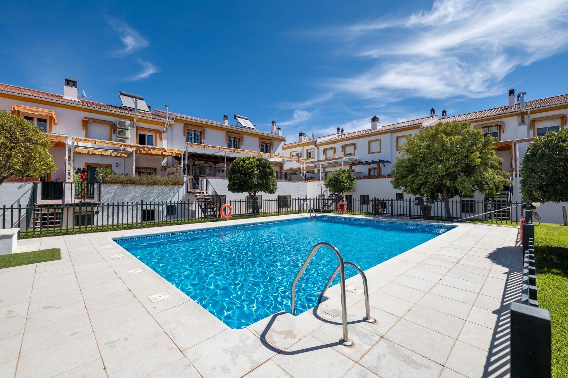 Piscina de Casa adosada en venda en Cájar amb Aire condicionat, Calefacció i Terrassa
