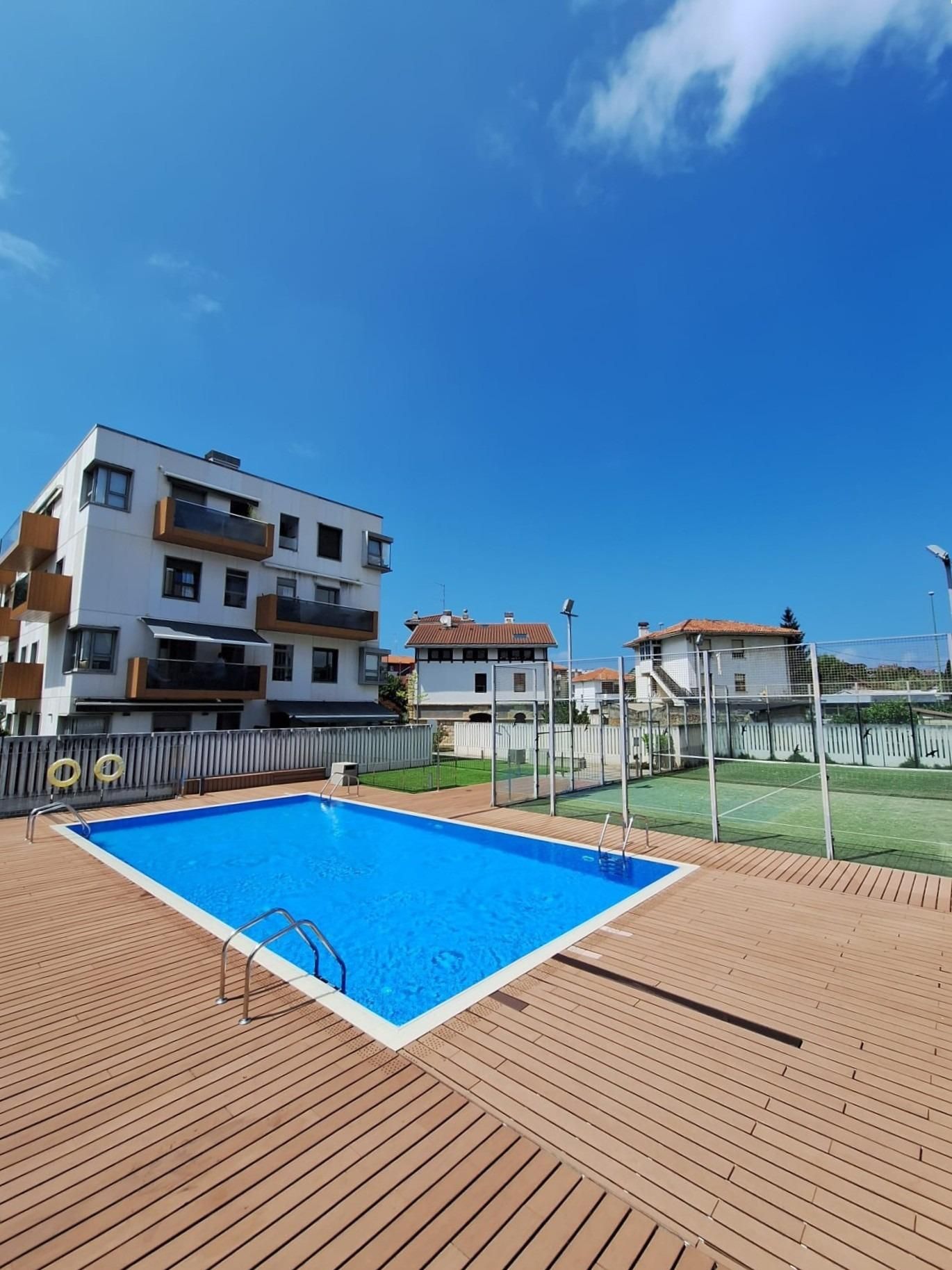 Schwimmbecken von Wohnung zum Verkauf in Getxo  mit Abstellraum und Gemeinschaftspool