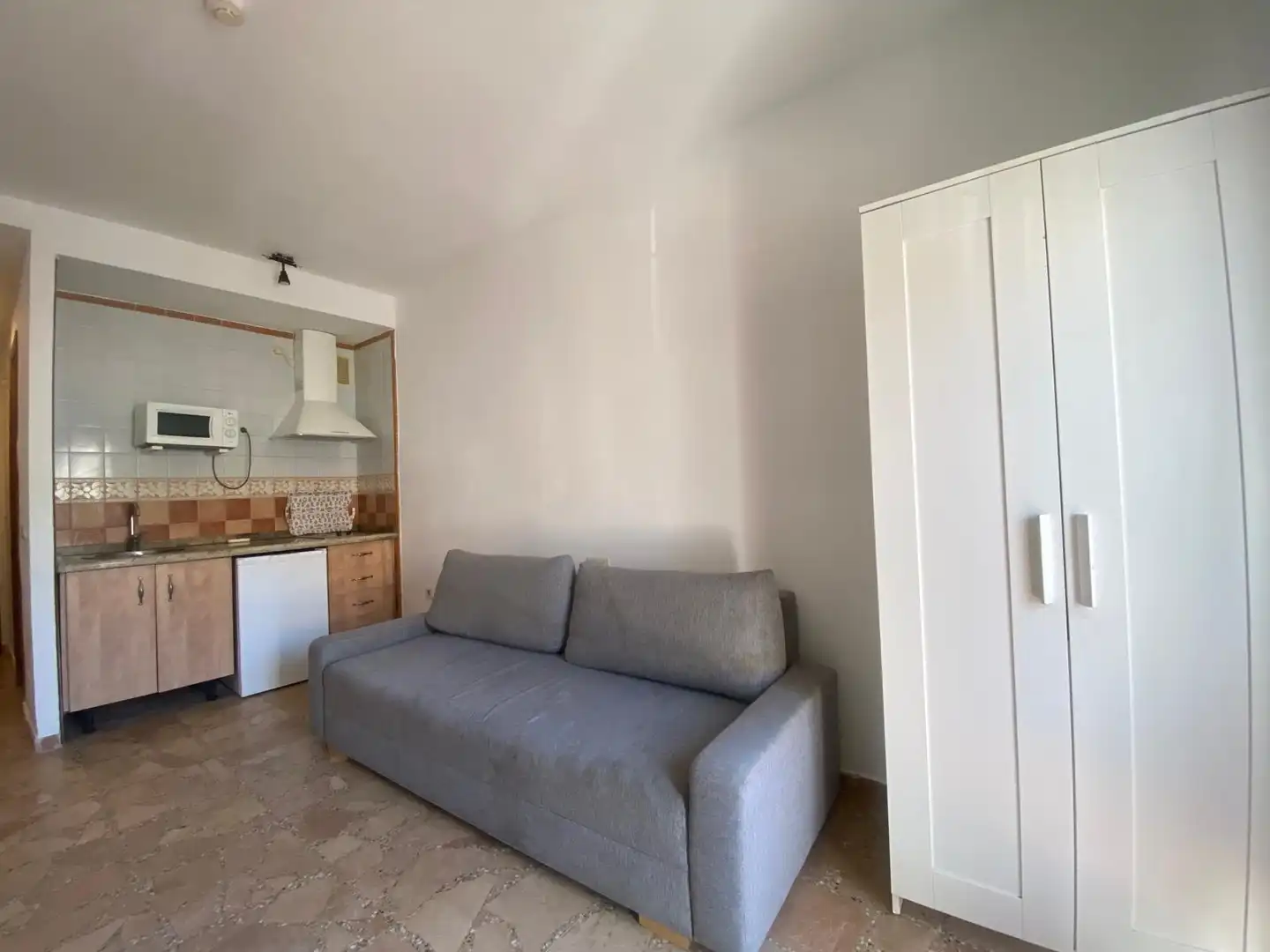 Sala de estar de Estudio de alquiler en Torremolinos con Amueblado y Balcón