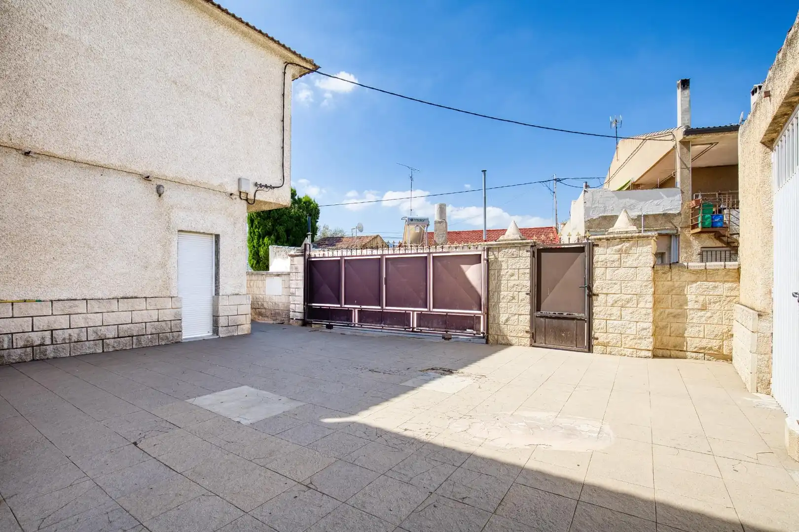 Vista exterior de Casa o xalet en venda en Orihuela amb Aire condicionat, Calefacció i Jardí privat