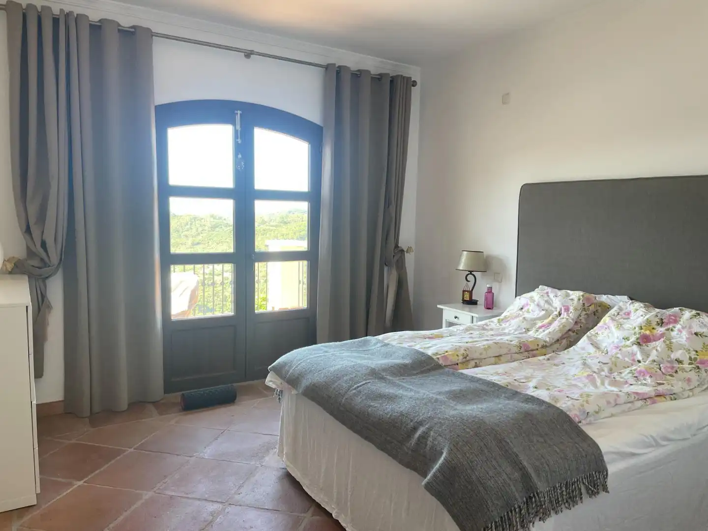 Habitación de Casa adosada en venta en Benahavís con Aire acondicionado, Jardín privado y Terraza