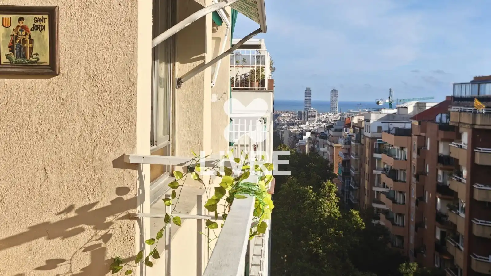Vista exterior de Piso en venta en Barcelona con Calefacción y Balcón