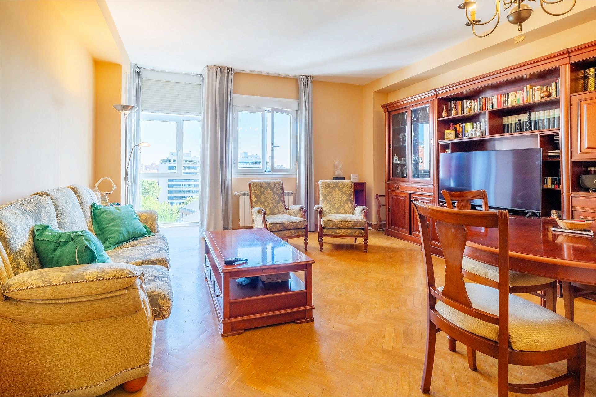 Sala de estar de Piso en venta en  Madrid Capital con Aire acondicionado, Calefacción y Parquet