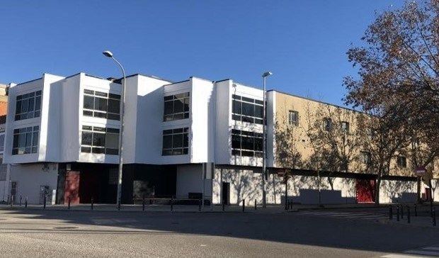 Vista exterior de Edifici en venda en L'Hospitalet de Llobregat