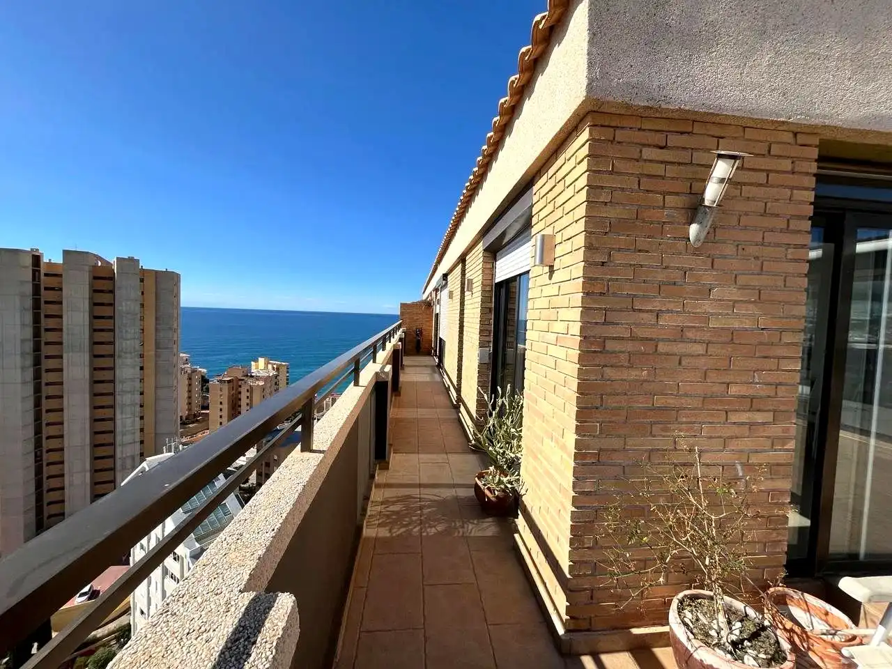 Vista exterior de Ático en venta en Benidorm con Aire acondicionado, Terraza y Piscina comunitaria