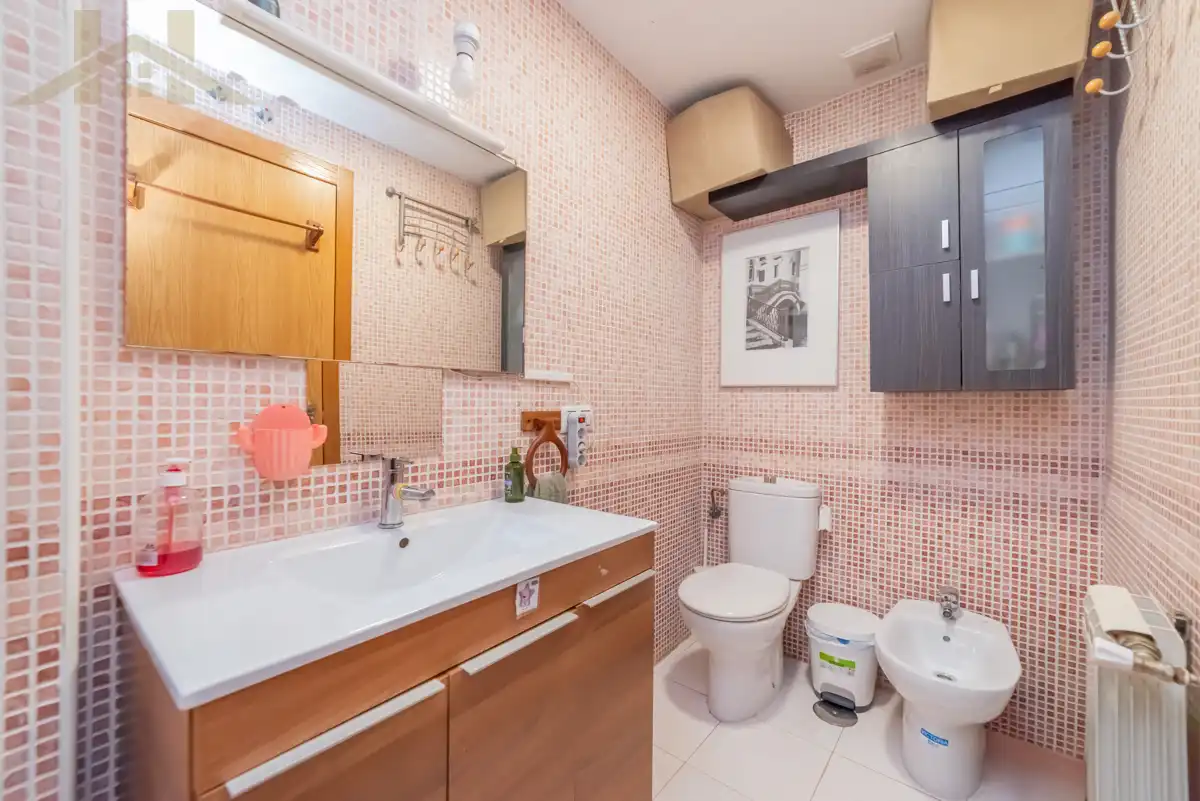 Badezimmer von Erdgeschoss zum Verkauf in Ciempozuelos mit Klimaanlage, Heizung und Terrasse