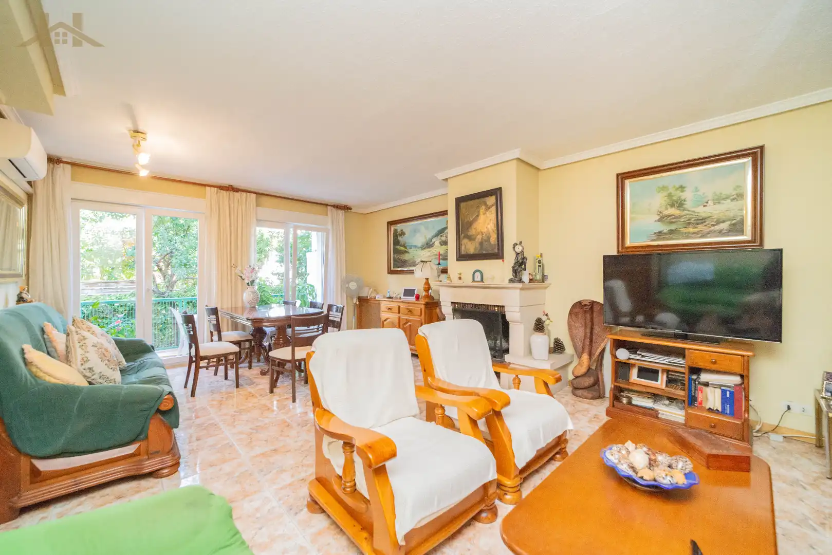 Sala d'estar de Casa adosada en venda en Madrid amb Aire condicionat, Calefacció i Jardí privat