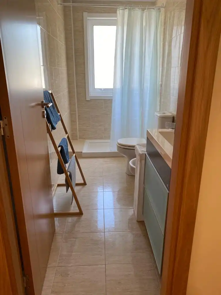 Badezimmer von Erdgeschoss zur Miete in Cedeira mit Schwimmbad und Möbliert
