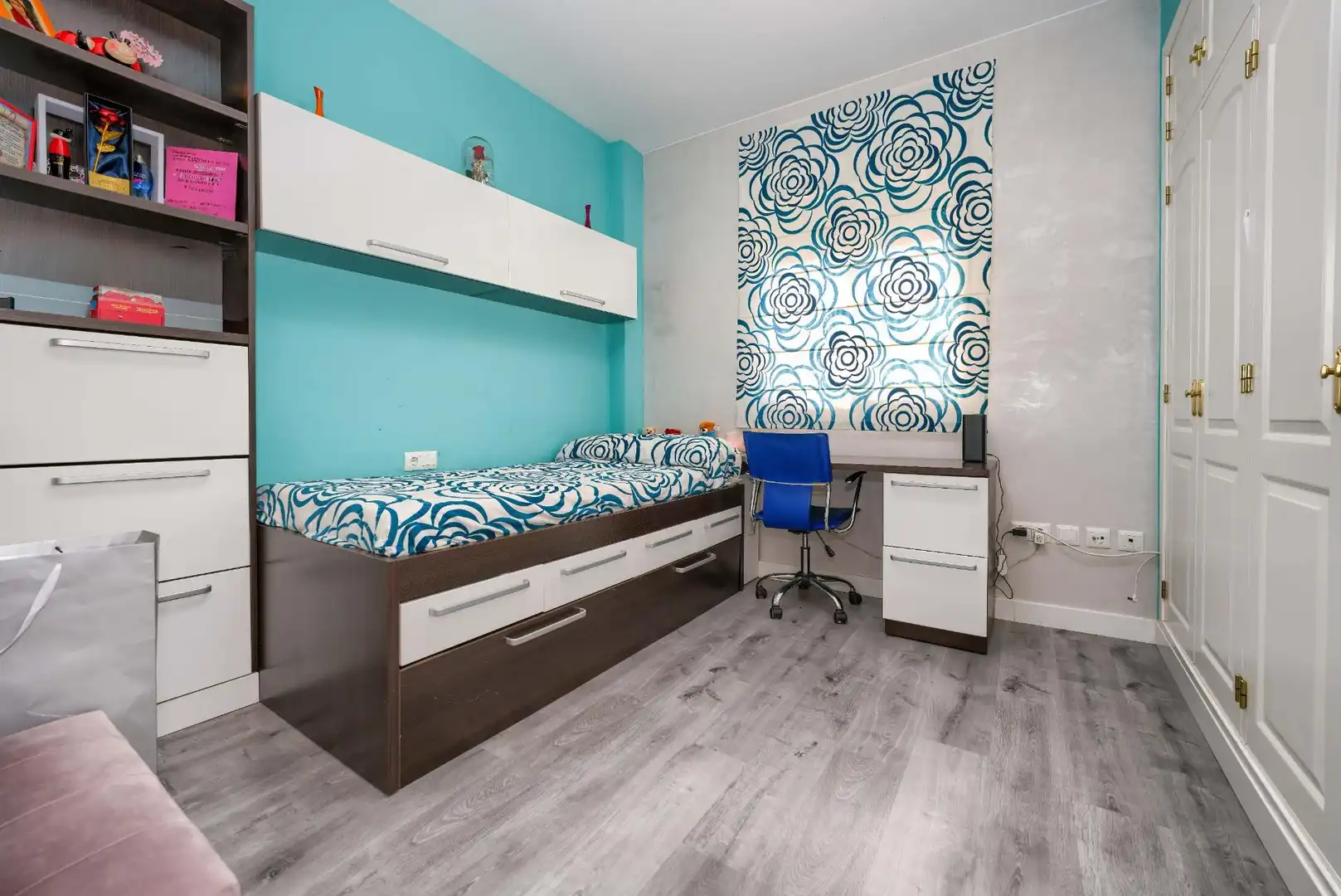 Schlafzimmer von Einfamilien-Reihenhaus zum Verkauf in Espartinas mit Klimaanlage, Heizung und Parkett