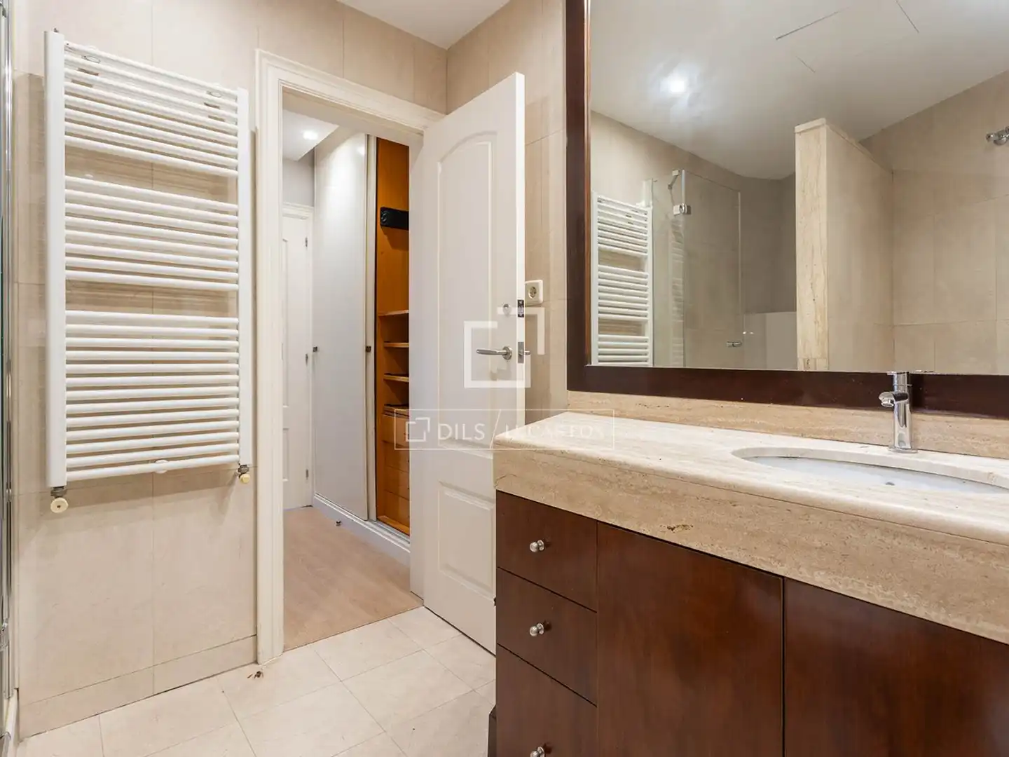 Badezimmer von Wohnung zum Verkauf in Barcelona mit Klimaanlage und Heizung
