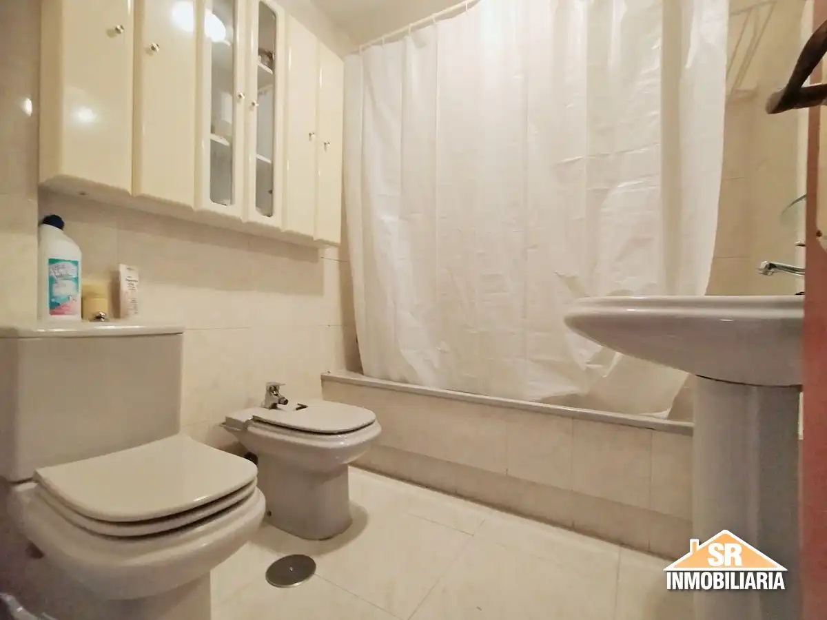 Baño de Piso de alquiler en A Coruña Capital  con Amueblado, Horno y Lavadora