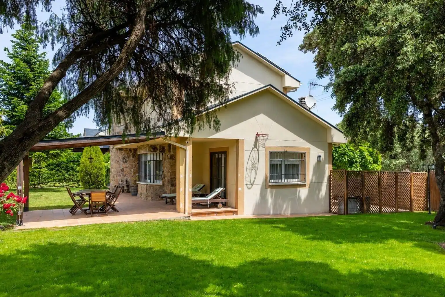 Vista exterior de Casa o xalet en venda en Valdemorillo amb Piscina comunitària