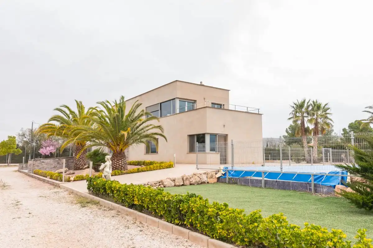 Vista exterior de Casa o xalet en venda en Yecla amb Aire condicionat, Calefacció i Jardí privat