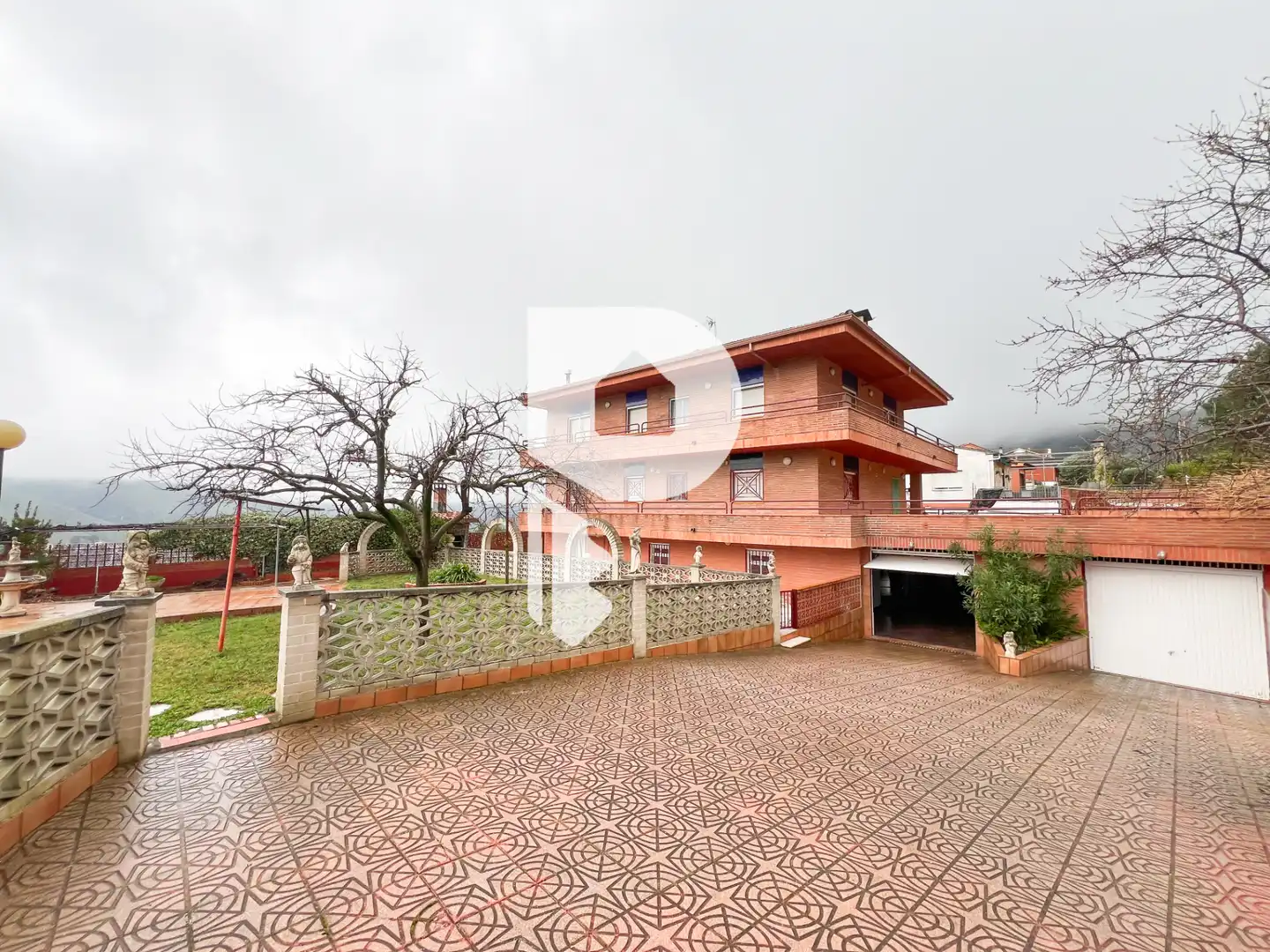 Vista exterior de Casa o xalet en venda en Vallirana amb Aire condicionat, Calefacció i Jardí privat