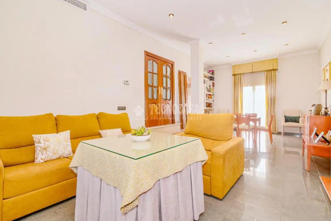 Sala d'estar de Casa o xalet en venda en Lucena amb Aire condicionat, Jardí privat i Moblat