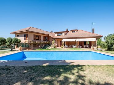 Casa amb piscina en venda a Avenida ZARAGOZA 28
