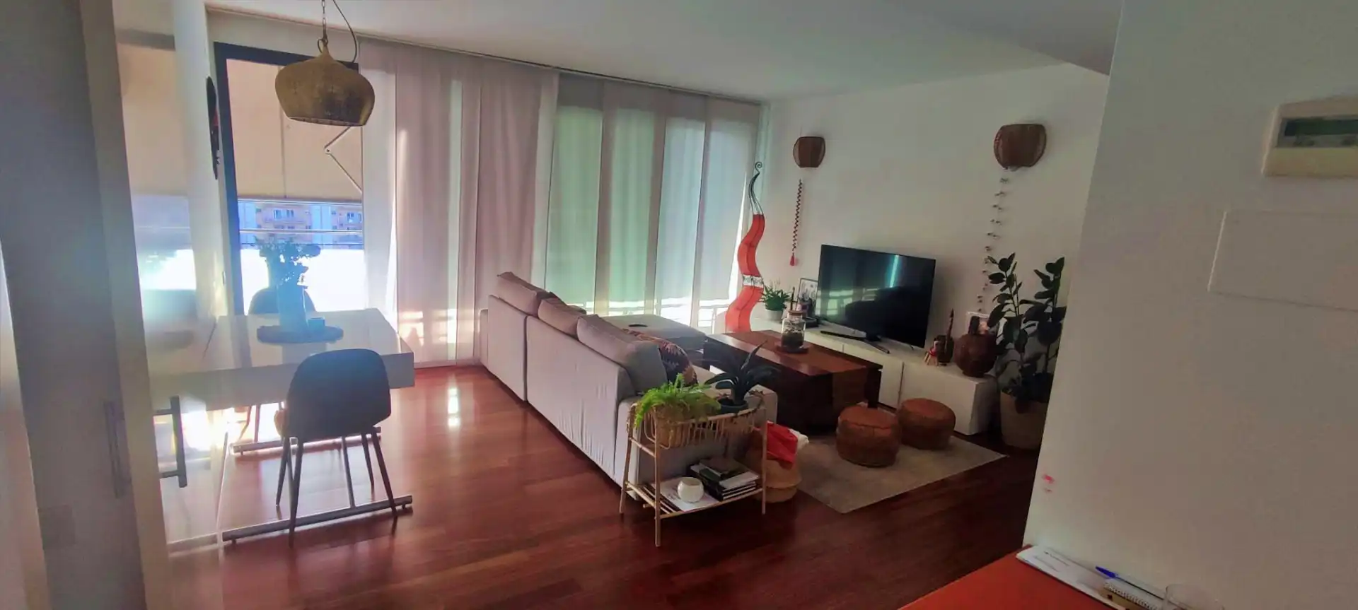 Sala de estar de Piso en venta en L'Hospitalet de Llobregat con Aire acondicionado, Calefacción y Parquet