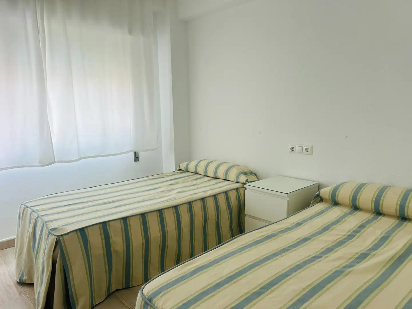 Schlafzimmer von Wohnungen zur Miete in Fuengirola mit Klimaanlage, Terrasse und Möbliert