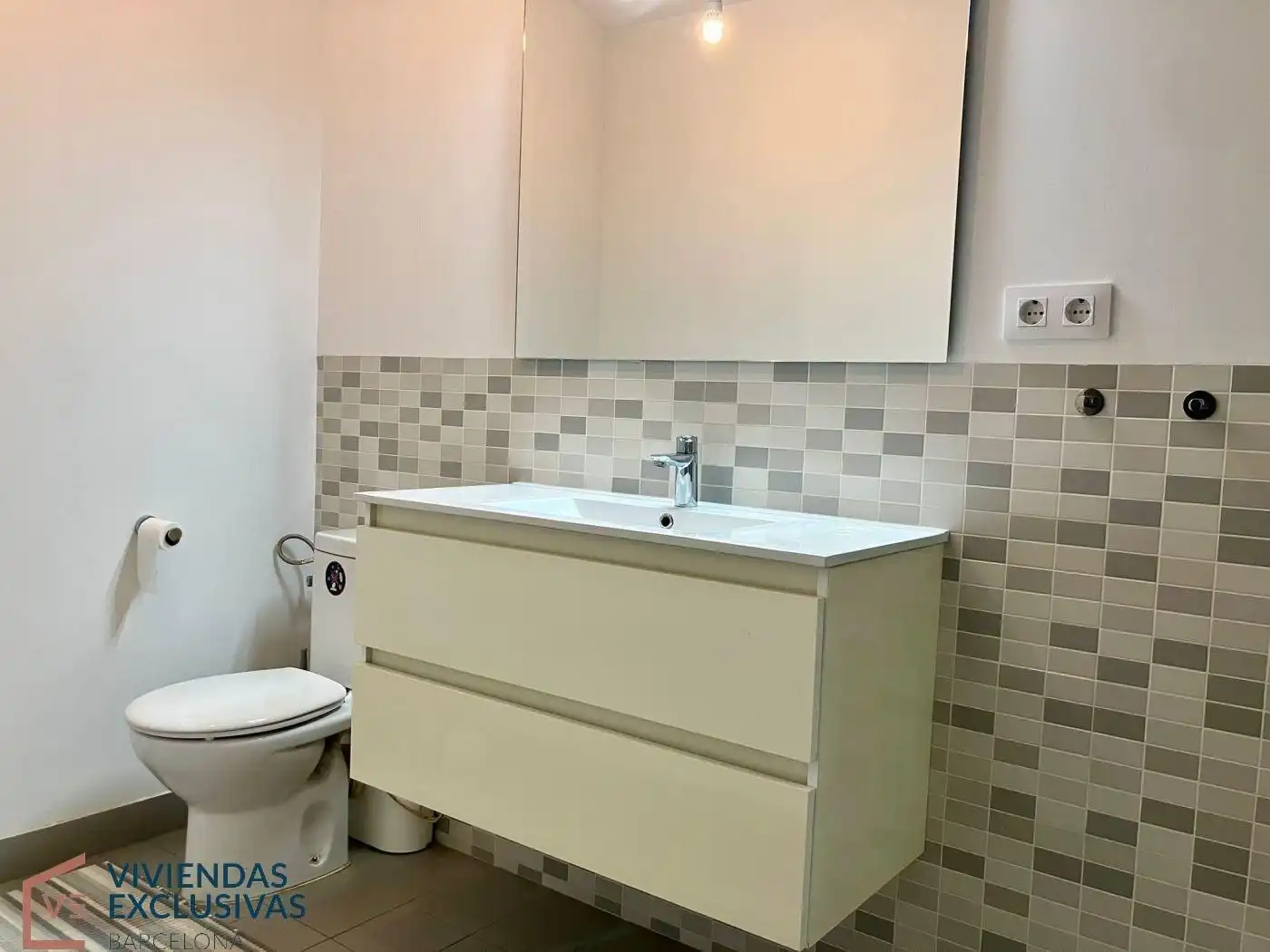 Badezimmer von Wohnung zum Verkauf in Barcelona mit Klimaanlage, Heizung und Privatgarten
