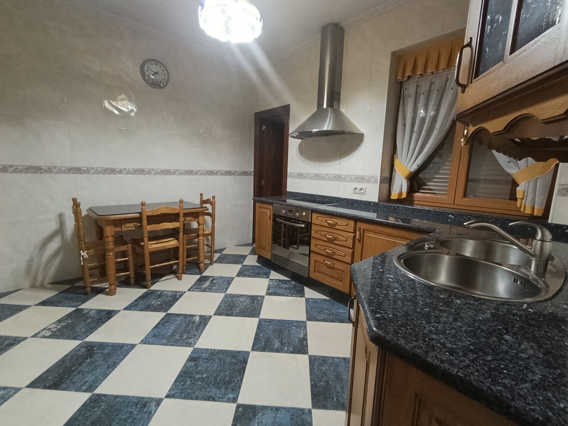 Cuina de Casa o xalet en venda en Benavente amb Calefacció, Jardí privat i Parquet