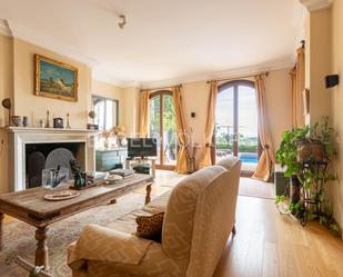 Sala d'estar de Casa o xalet en venda en  Sevilla Capital amb Aire condicionat, Calefacció i Jardí privat