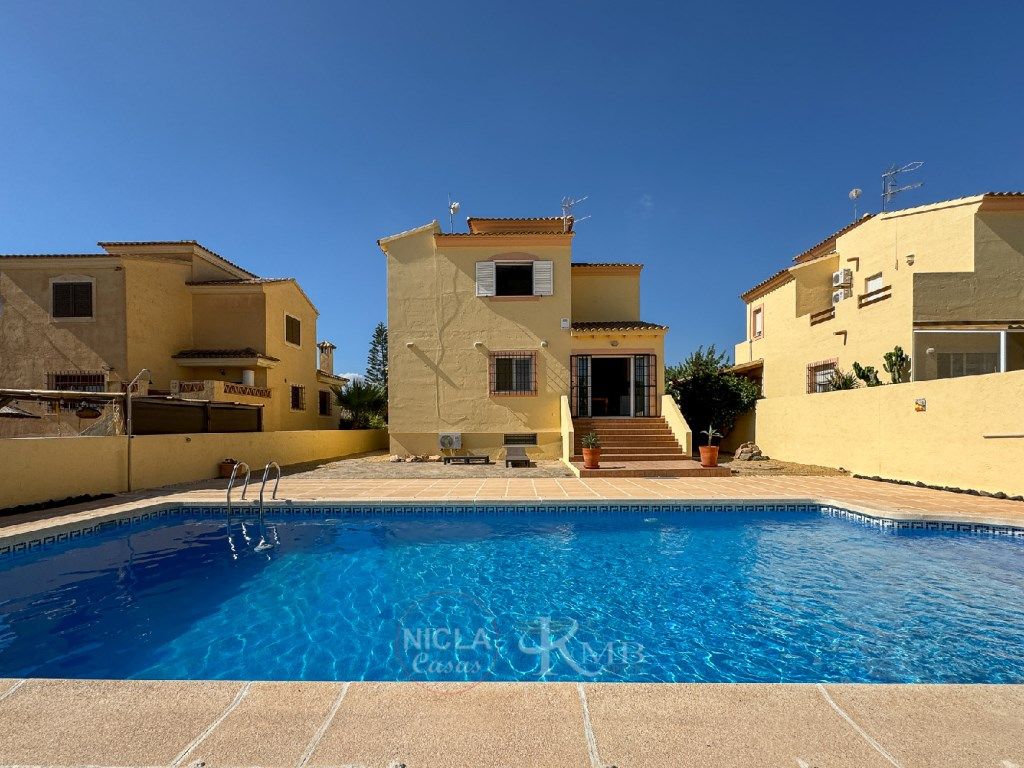 Vista exterior de Casa o xalet en venda en Cuevas del Almanzora amb Aire condicionat, Terrassa i Piscina