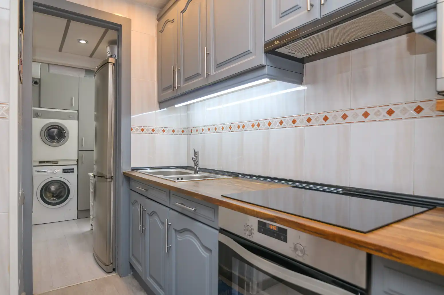 Küche von Wohnung zum Verkauf in Barcelona mit Heizung, Parkett und Balkon