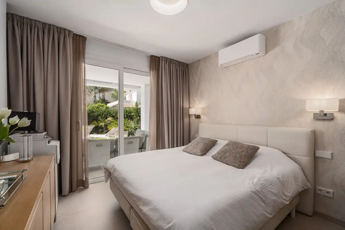 Detached house with terrace for sale in Calle Pico del Aneto 19, imagen 7
