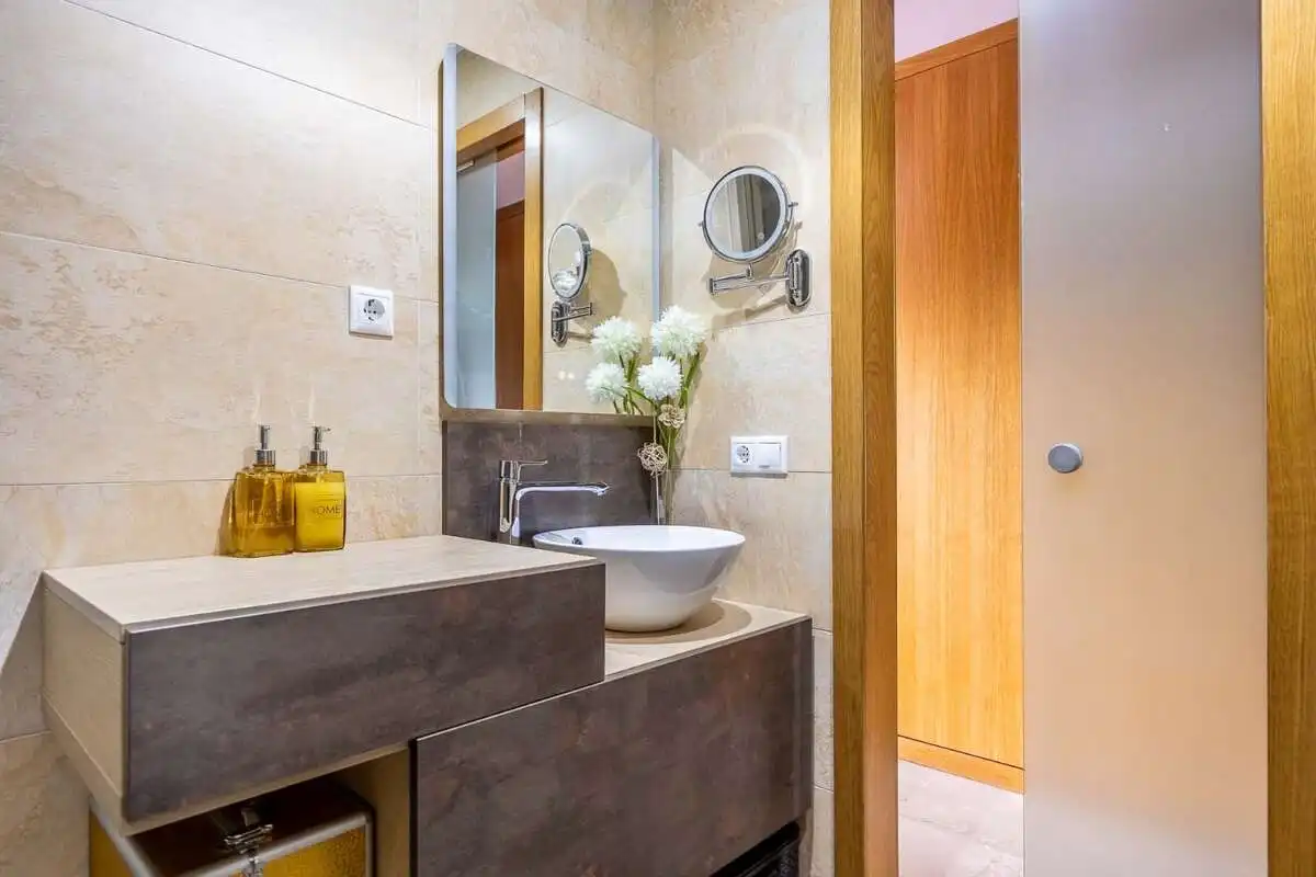 Bathroom of Flat for sale in Sevilla  with Air Conditioner, Heating and Storage room