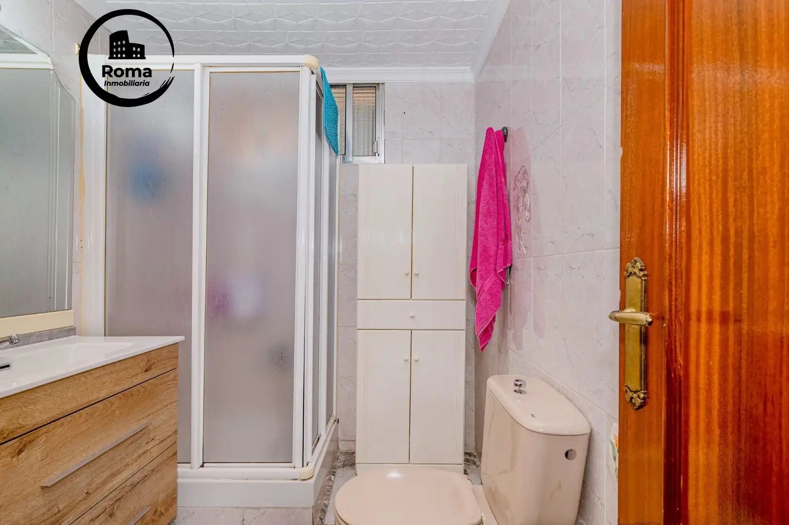 Bathroom of Flat for sale in Granada  with Air Conditioner, Terrace and Storage room