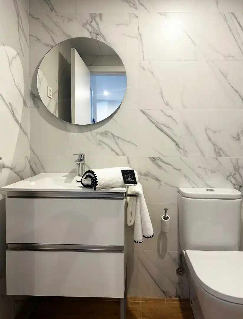 Bathroom of Flat for rent in Madrid  with Air Conditioner, Parquet flooring and Terrace