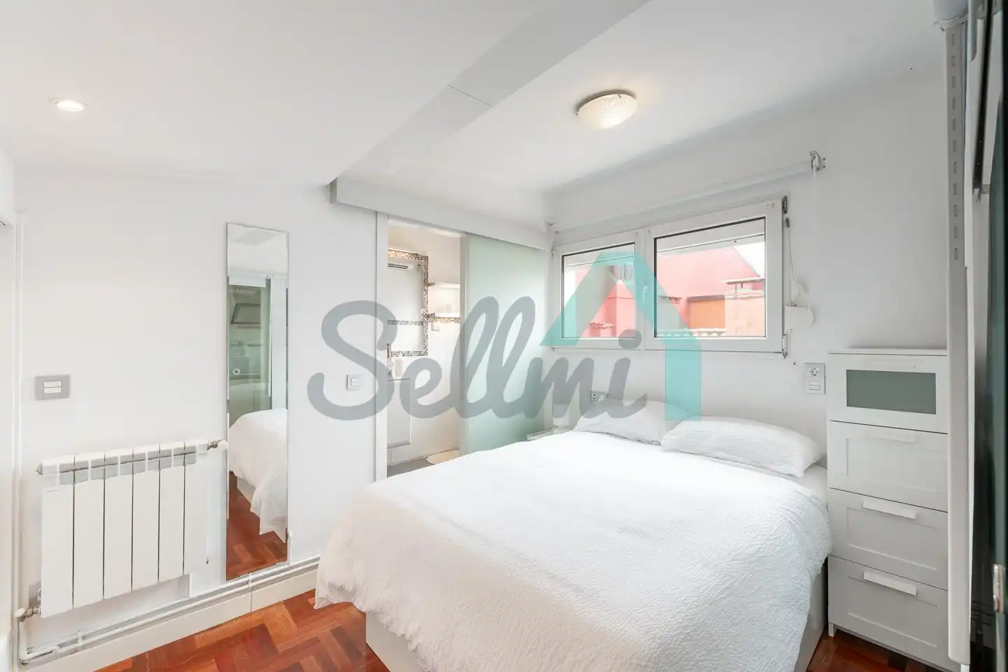 Schlafzimmer von Dachboden zur Miete in Gijón  mit Heizung, Parkett und Terrasse