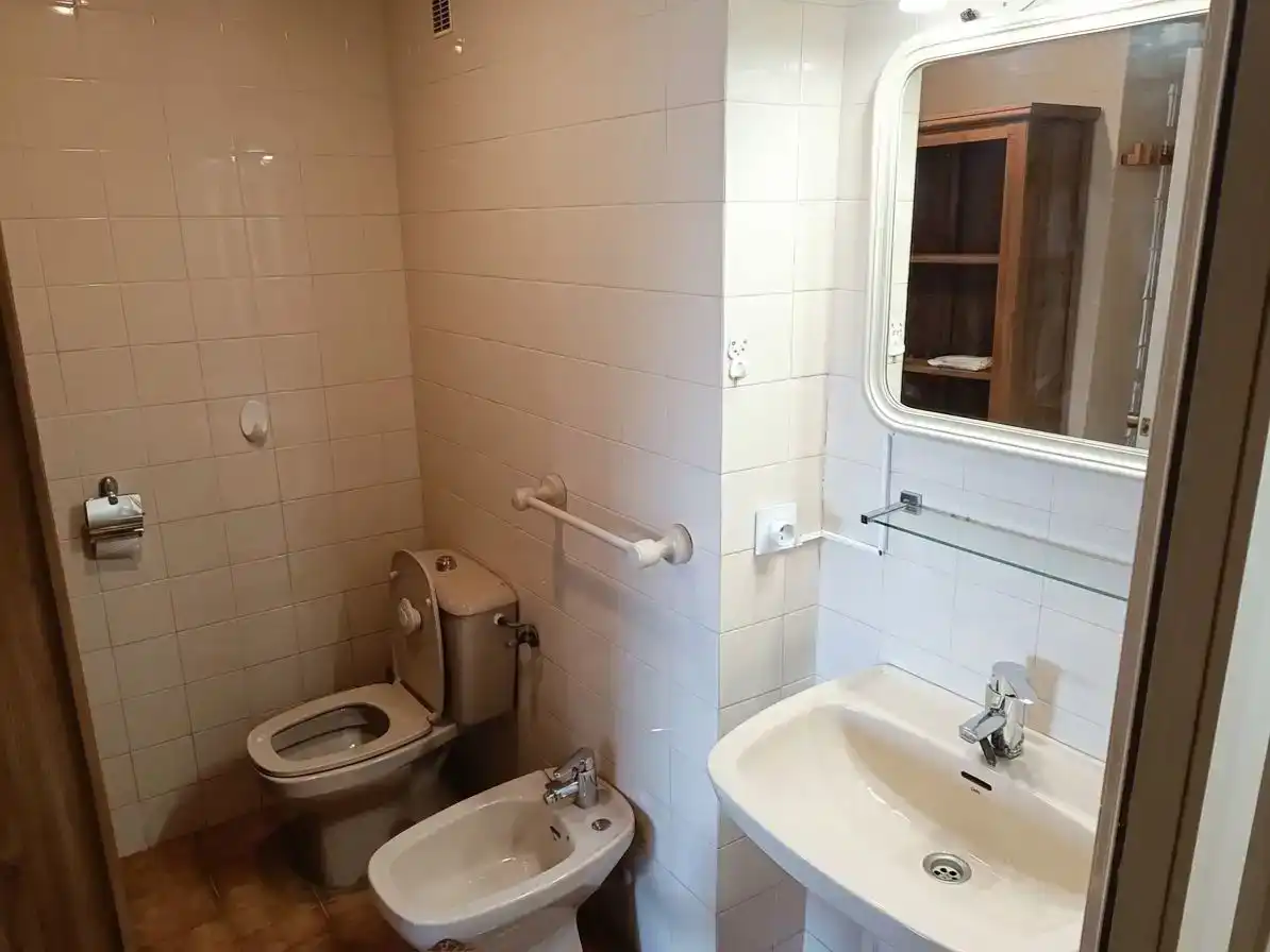 Badezimmer von Wohnung zur Miete in Sevilla mit Klimaanlage, Schwimmbad und Möbliert