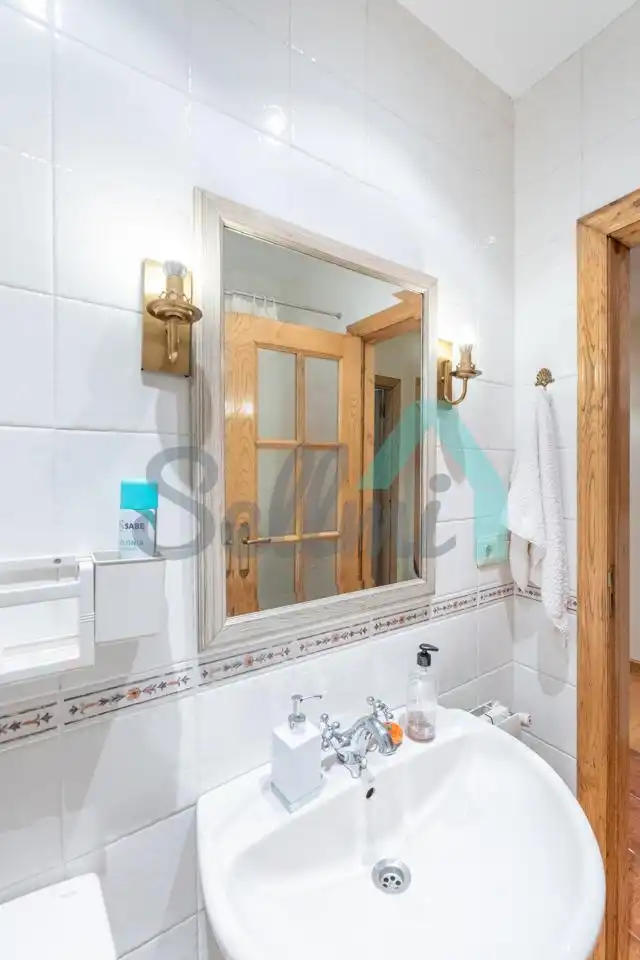 Bathroom of Flat for sale in Oviedo   with Heating, Parquet flooring and Terrace