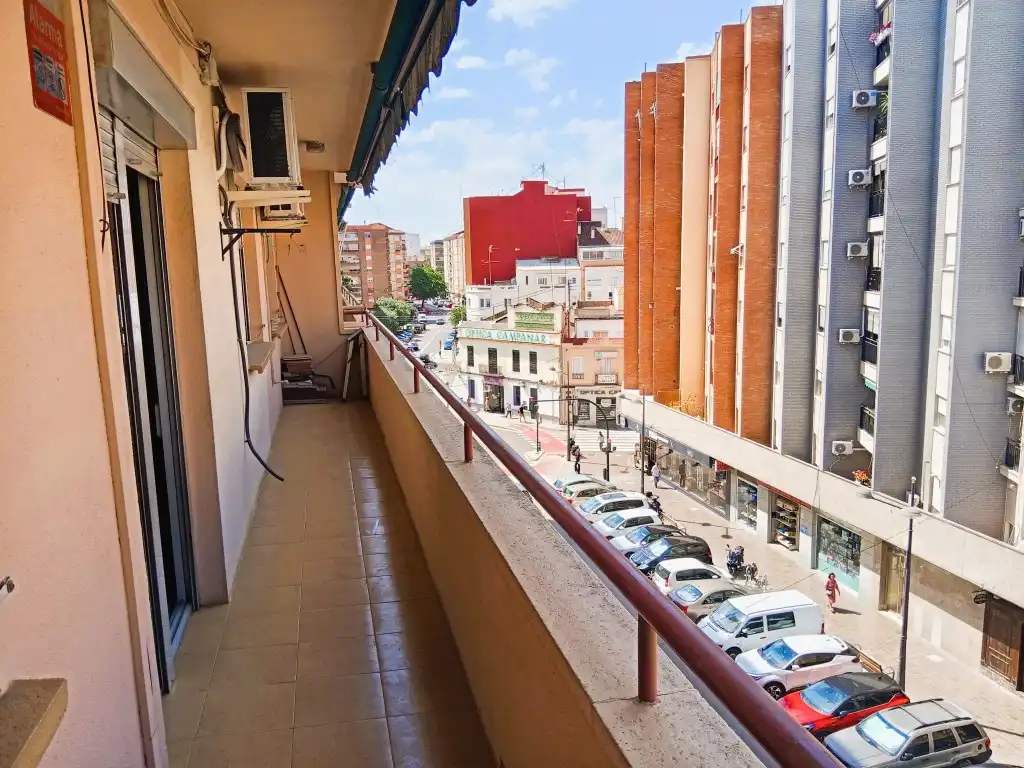 Vista exterior de Piso en venta en Valencia con Aire acondicionado, Amueblado y Horno