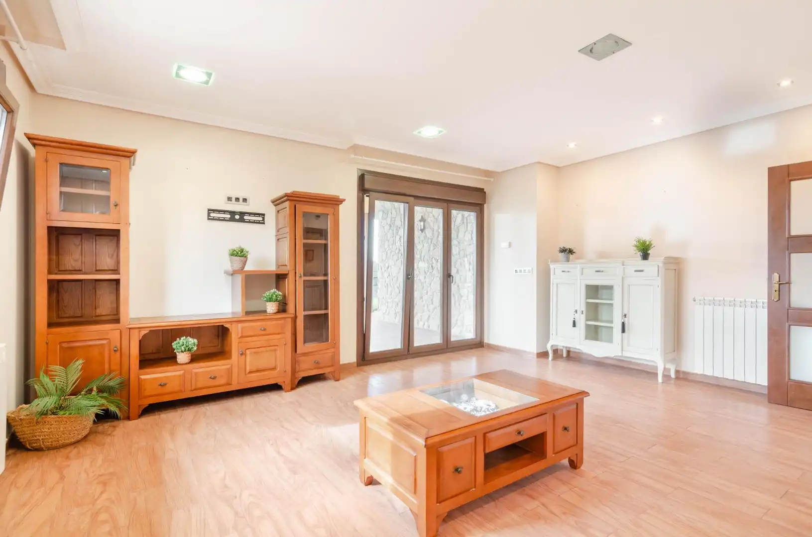 Sala de estar de Casa o chalet en venta en Santo Adriano con Calefacción, Piscina y Alarma