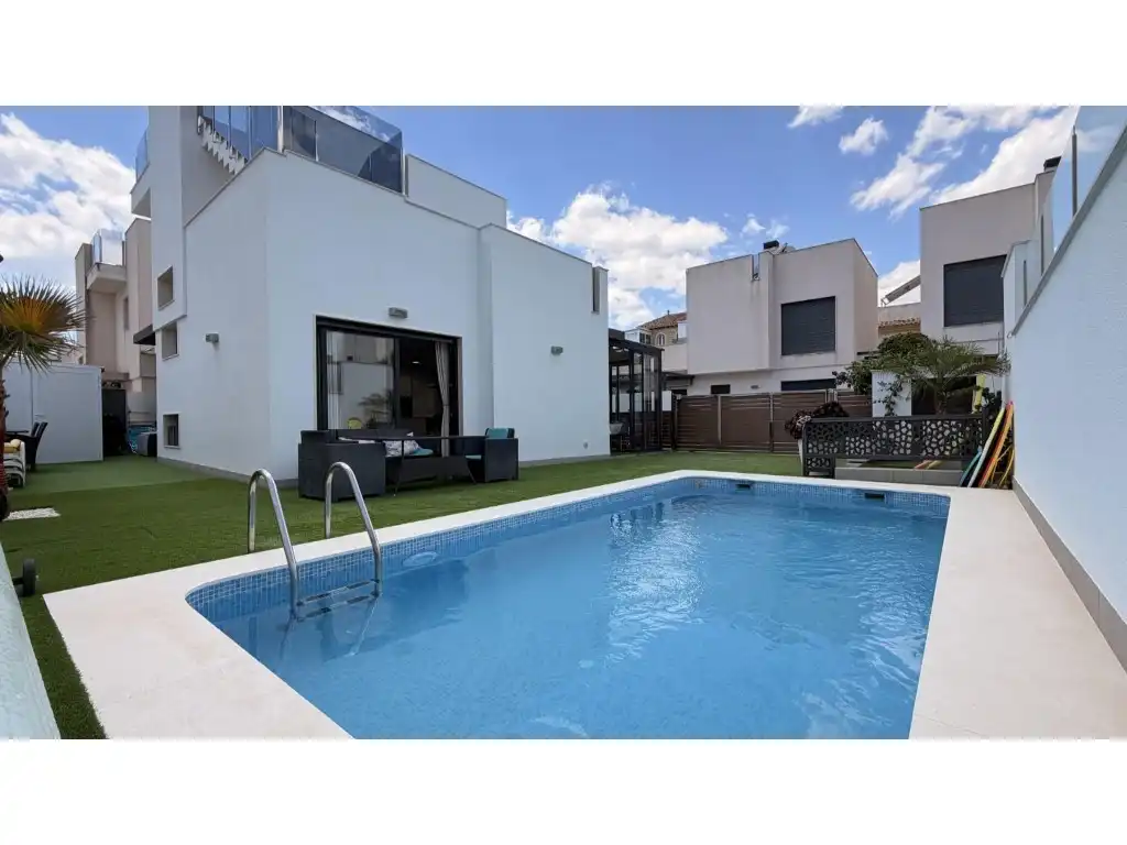 House with pool for sale in Calle Maite Pagazaurtundua Ruiz