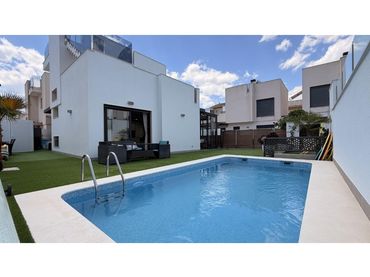 Casa amb piscina en venda a Calle Maite Pagazaurtundua Ruiz