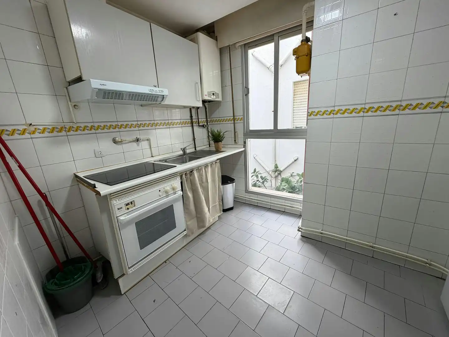 Kitchen of Flat for share in Madrid  with Air Conditioner, Heating and Washing machine
