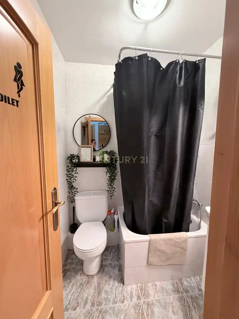 Bany de Apartament en venda en L'Hospitalet de Llobregat amb Forn, Rentadora i Microones