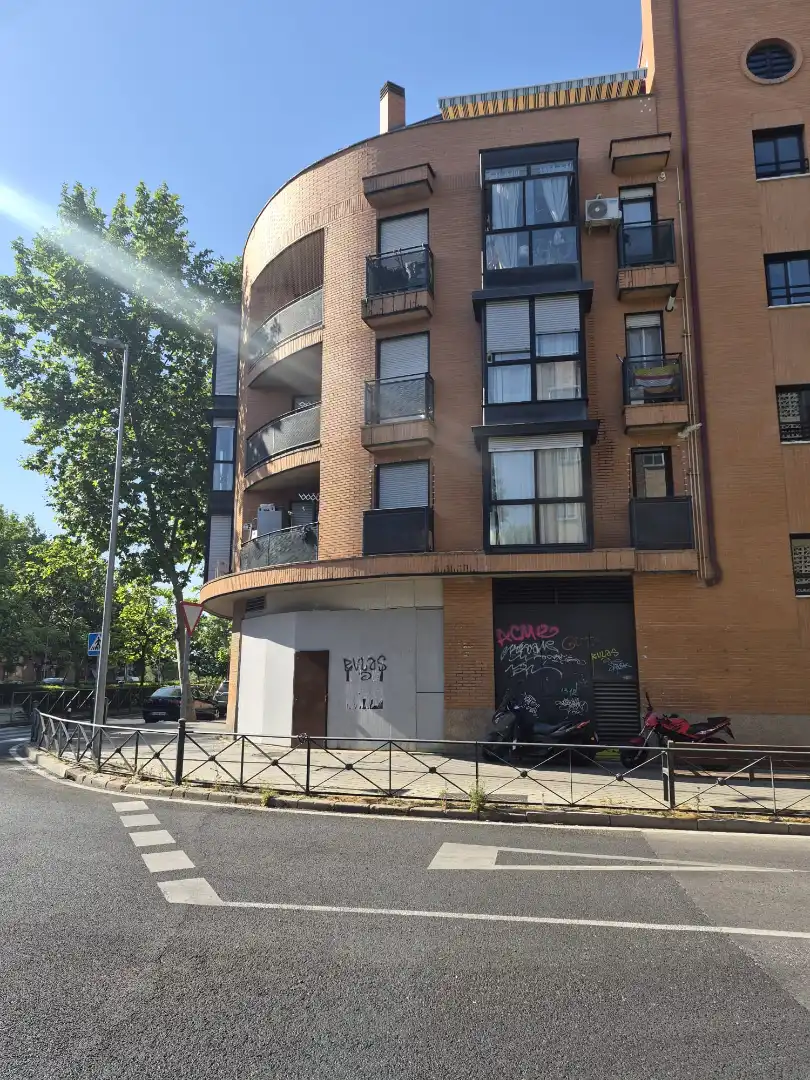 Außenansicht von Geschaftsraum zur Miete in Madrid mit Klimaanlage
