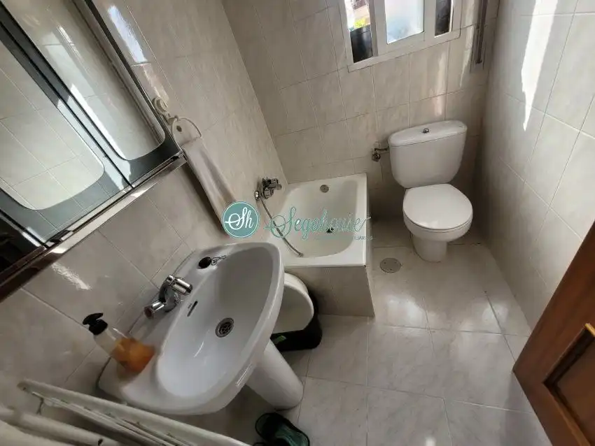 Baño de Piso en venta en La Lastrilla  con Calefacción y Terraza